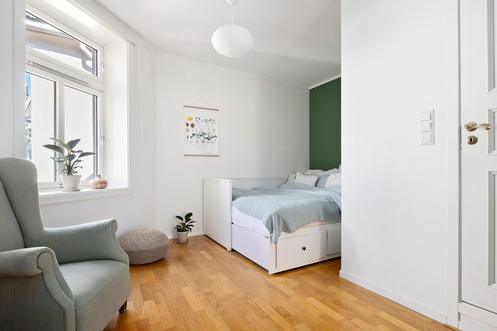 Hovedsoverommet er på 13,5 kvm, har vindu mot en rolig bakgård og er i tilknytning til badet. Galleribilde
