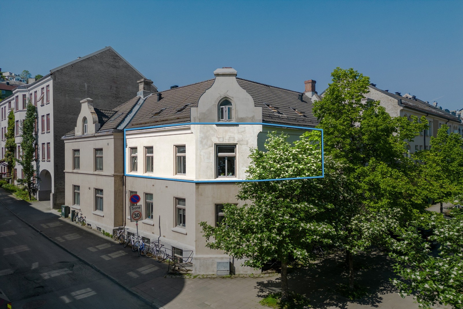 Leiligheten er i 2. etasje med god utsikt. I kjelleren har du også en 13 kvm stor bod. Galleribilde