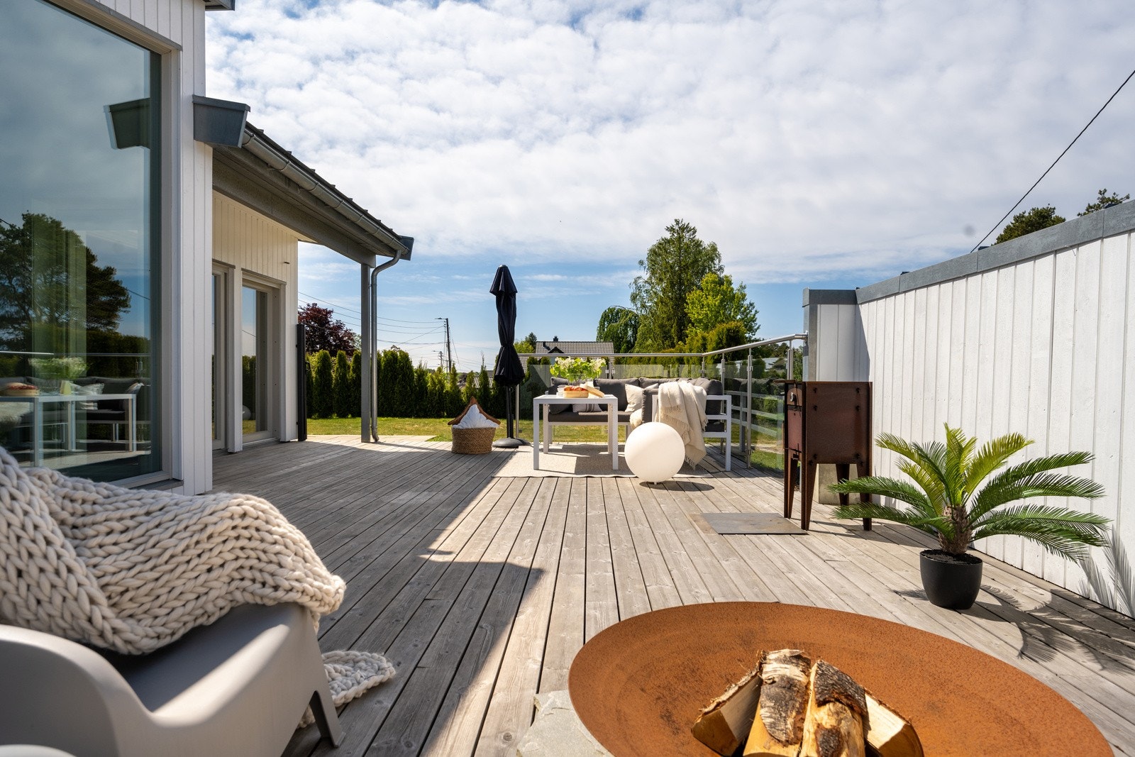 Terrassen ligger usjenert fra naboene og med enkel adkomst til hagen med gressplen. Galleribilde