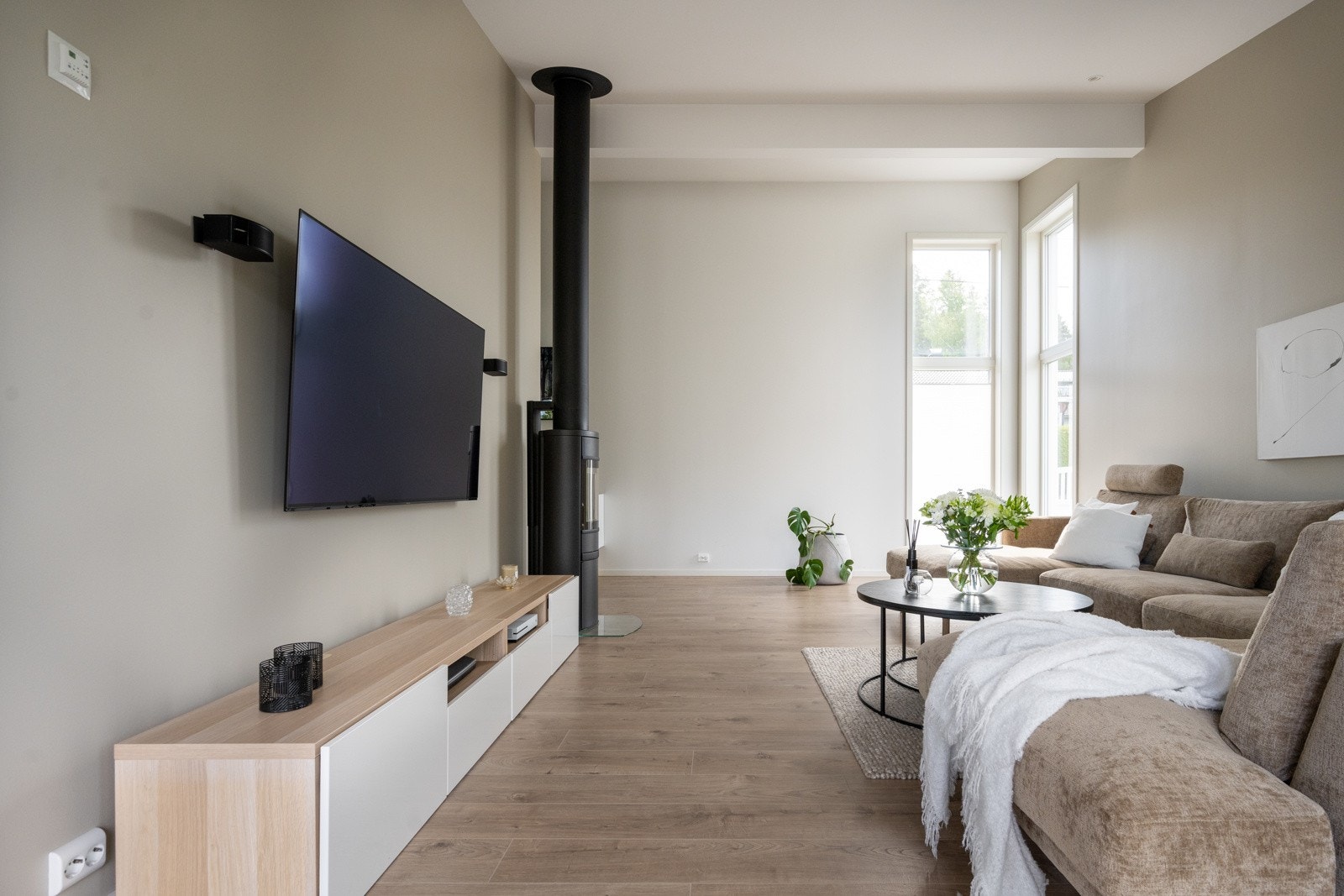 Boligen er oppvarmet med elektriske varmekabler i alle gulv og Flexit ventilasjon med varmegjenvinning. Peisovn i stue. Galleribilde