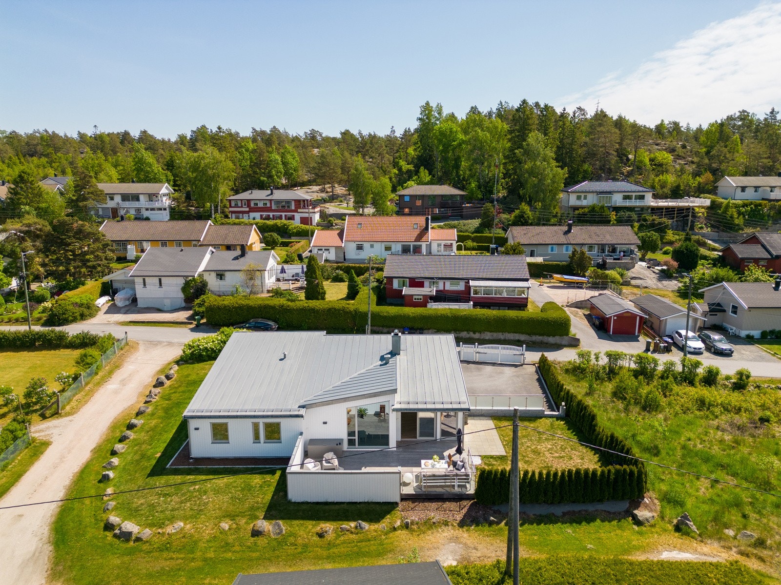 Eiendommen ligger usjenert fra naboene rundt i et rolig boligfelt hvor barna kan leke trygt. Galleribilde