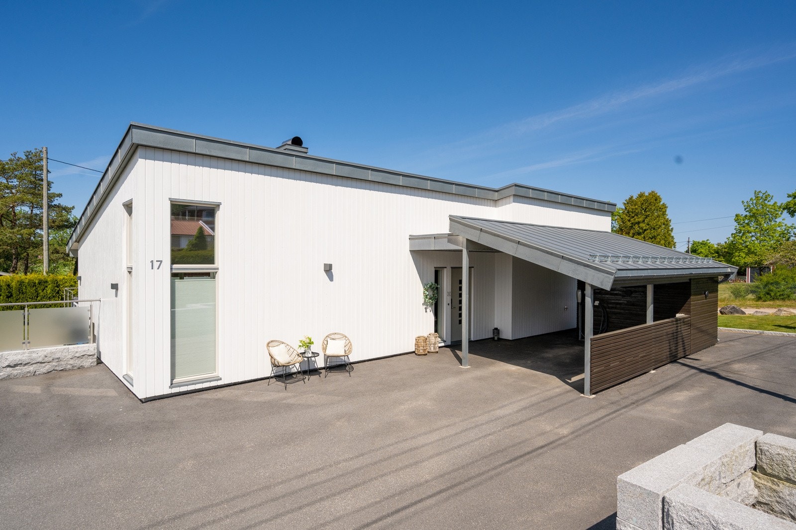 Det er gode parkeringsmuligheter på eiendommen, enten under carporten eller på gårdsplassen. Det er montert elbillader. Galleribilde