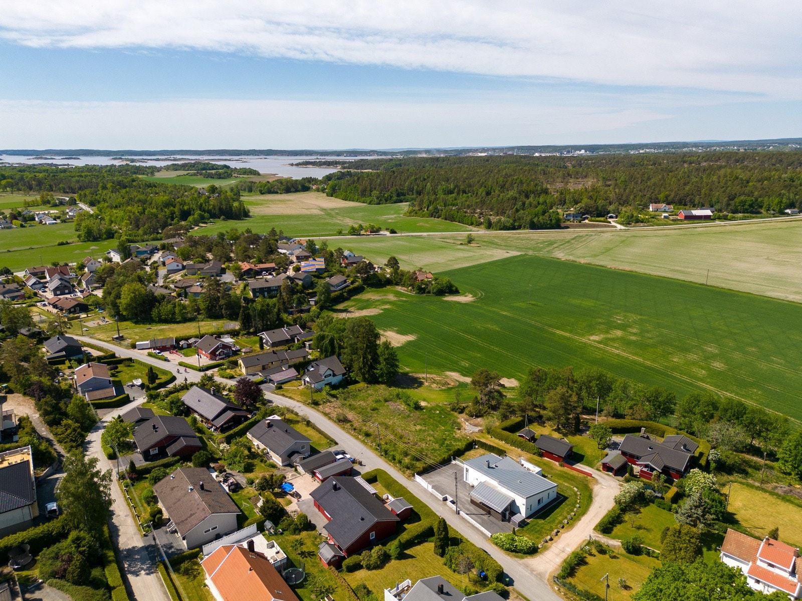 Eiendommen ligger vestvendt, uten innsyn fra naboene, med en stor uteplatting og flat, opparbeidet tomt med carport og sportsbod. Galleribilde