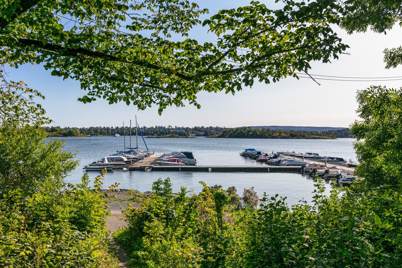 Her bor man tilbaketrukket til i rolige naturskjønne omgivelser, samtidig som det er nærhet til alt man trenger i hverdagen. Galleribilde