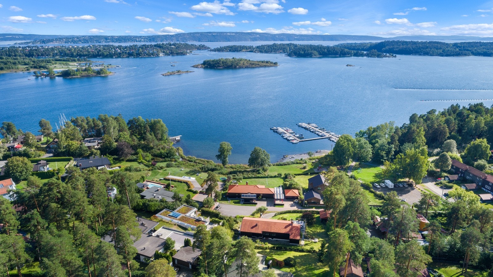 Attraktiv og påkostet enebolig med utleiedel og dobbelgarasje. Stor tomt, nydelig fjordutsikt og solrik terrasse. Galleribilde