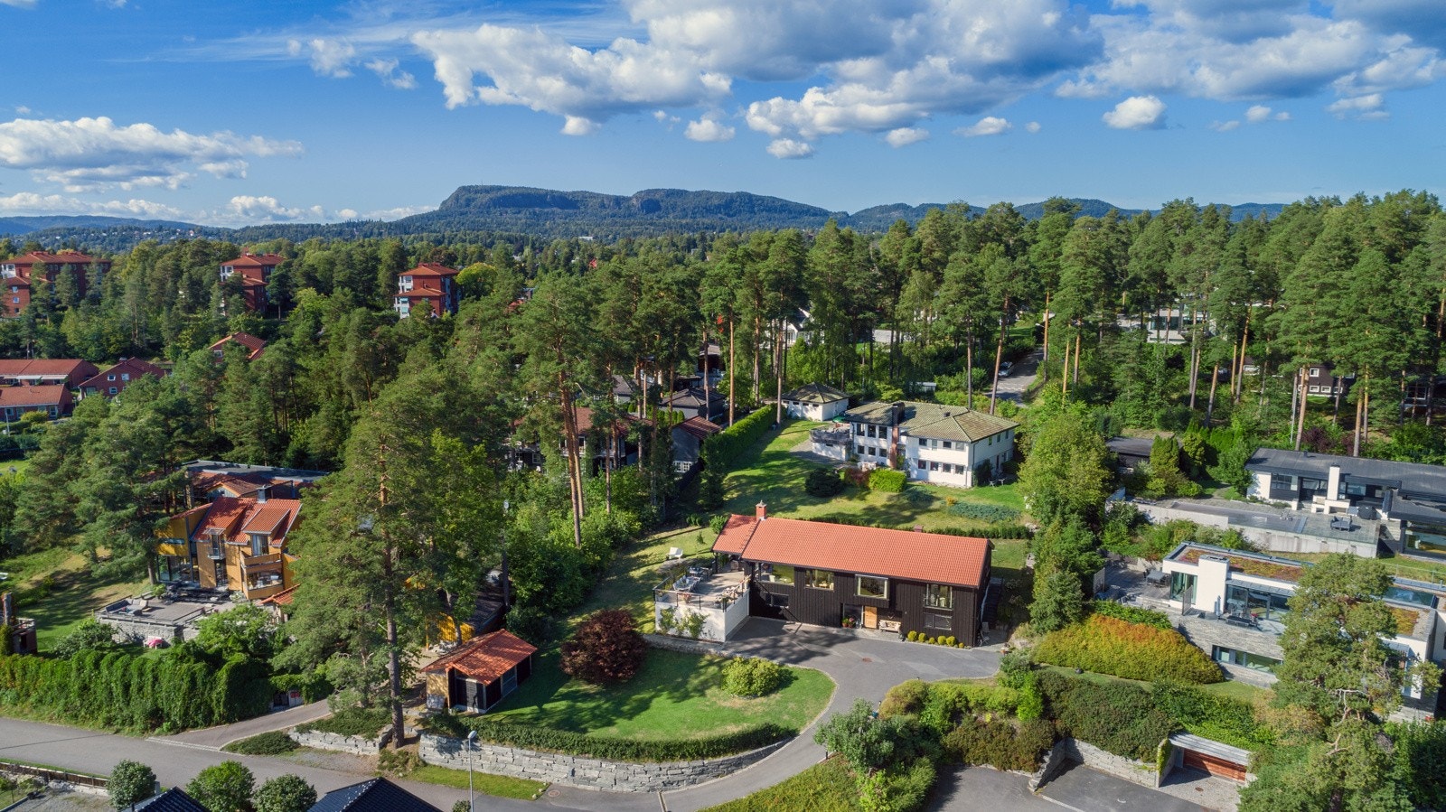 Eiendommen ligger i et barnevennlig og meget attraktivt boligområde på Nedre Høvik, kjent for et fantastisk miljø for både barn og voksne. Galleribilde