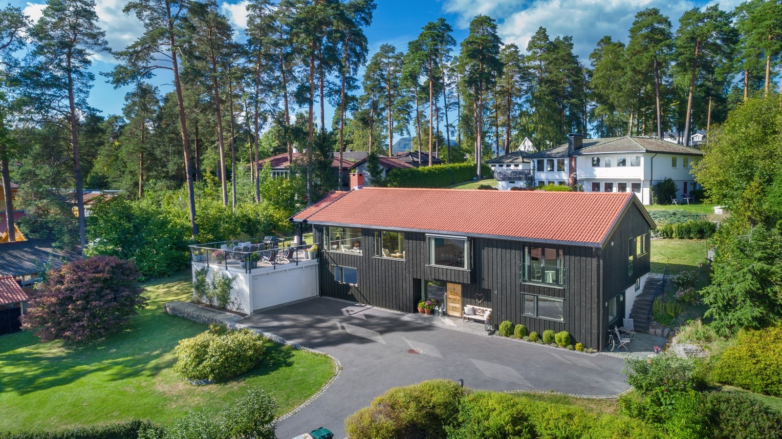 Eiendommen har en velstelt hage, stor asfaltert gårdsplass med varmekabler i oppkjørsel, samt en dobbelgarasje med solfylt sydvestvendt takterrasse som har optimal utsikt. Galleribilde