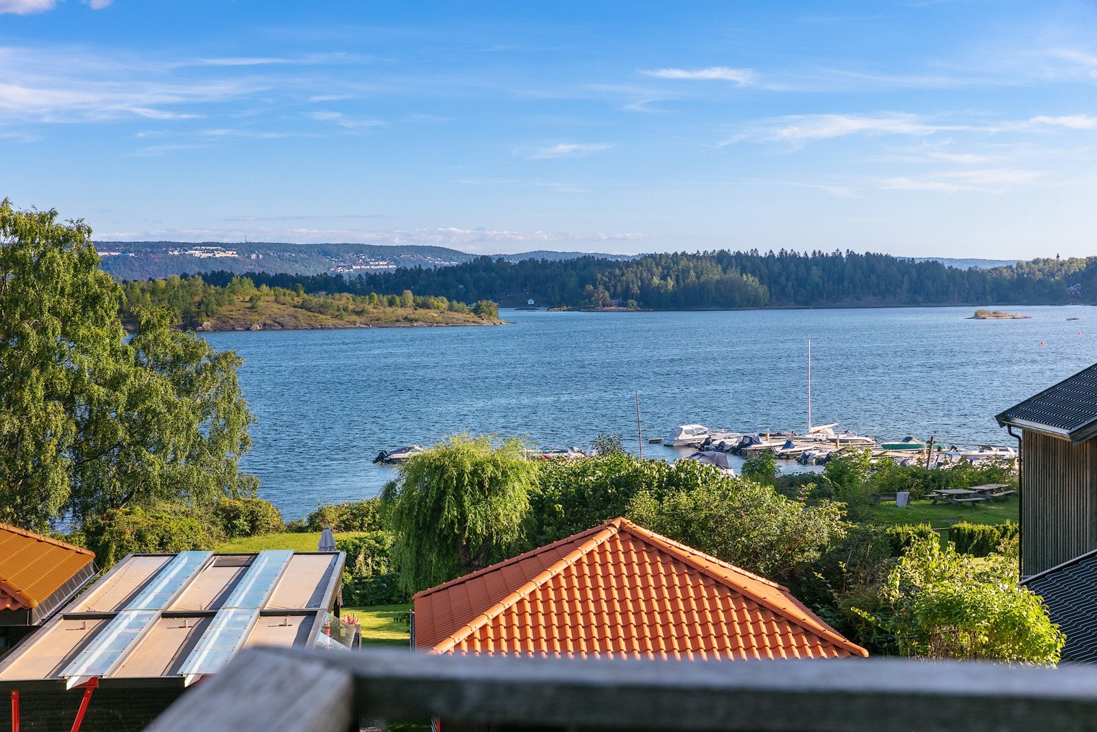 Eiendommen ligger høyt plasser med nydelig utsikt til fjorden. Galleribilde