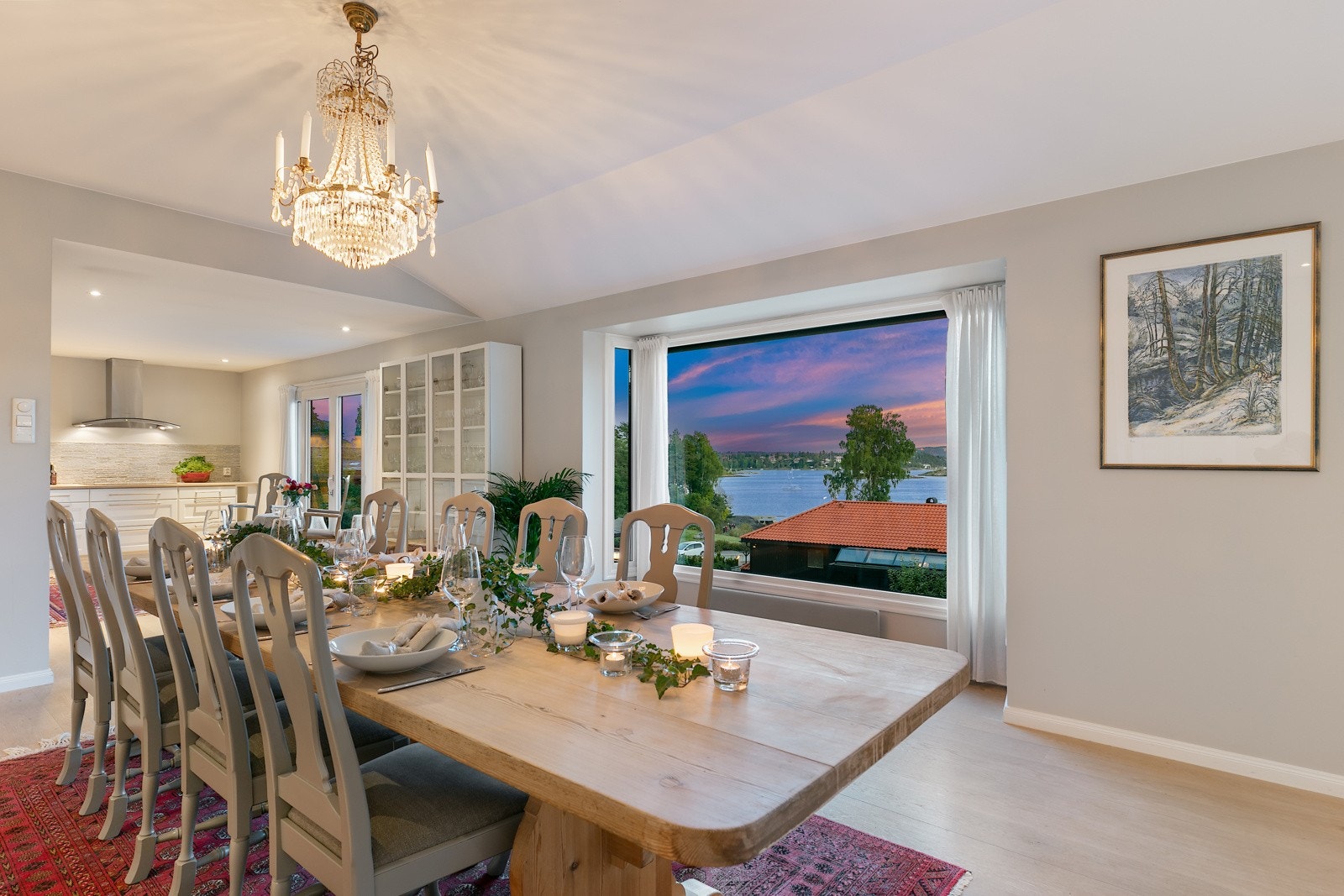 Spisestuen har karnapp og god plass til langbord. Galleribilde