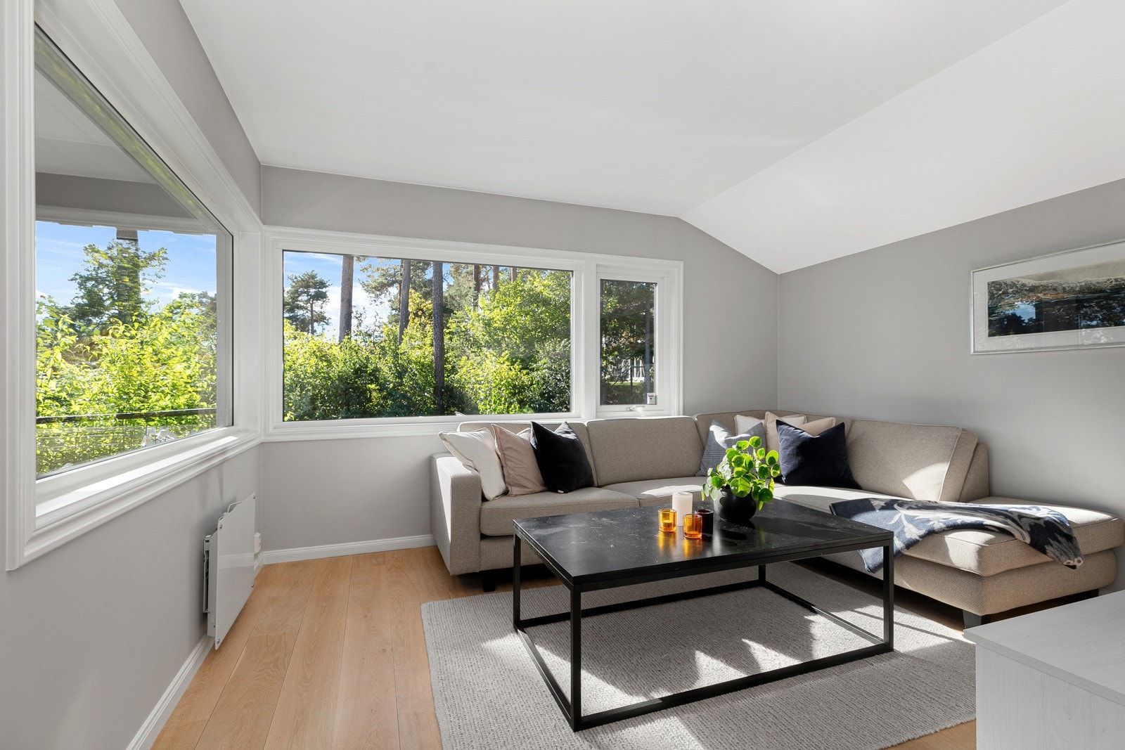 Overflatene er pene med glatte, gråmalte vegger, listefri, hvitmalt himling med downlights og et utsøkt gulv i enstavs parkett (heltre eik fra Dinesen). Galleribilde