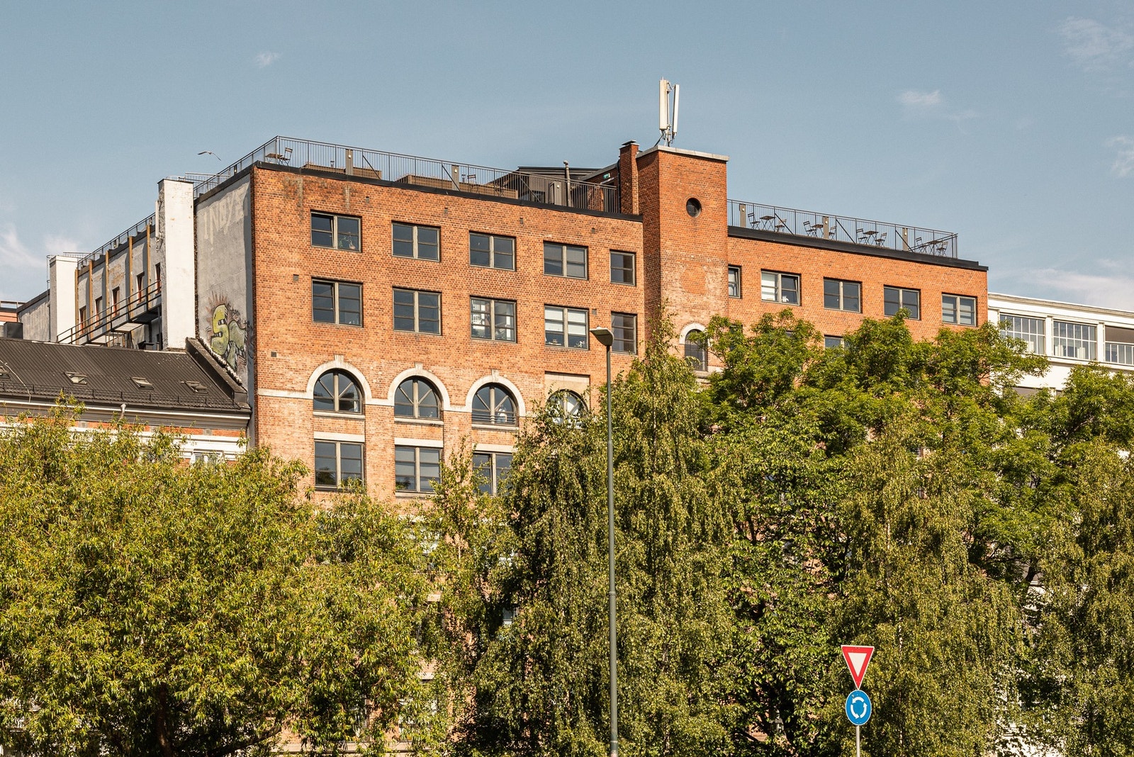 Ærverdig fabrikk-bygg med mye særpreg. Galleribilde