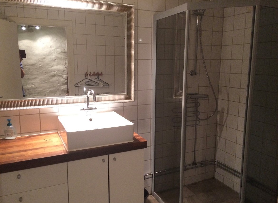 Bad med dusjhjørne. Galleribilde