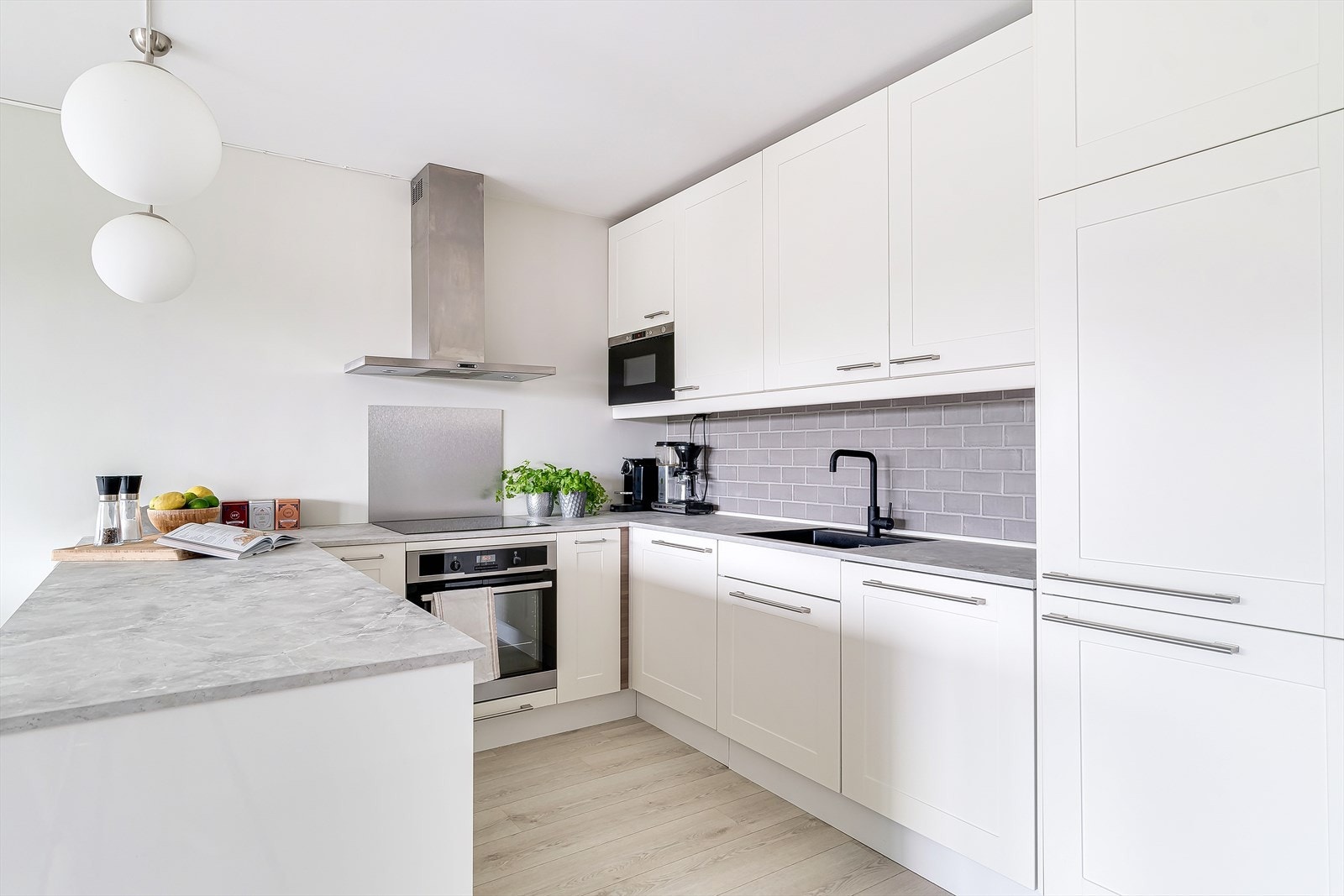 Svært innholdsrikt kjøkken med masse skap og benkeplass Galleribilde