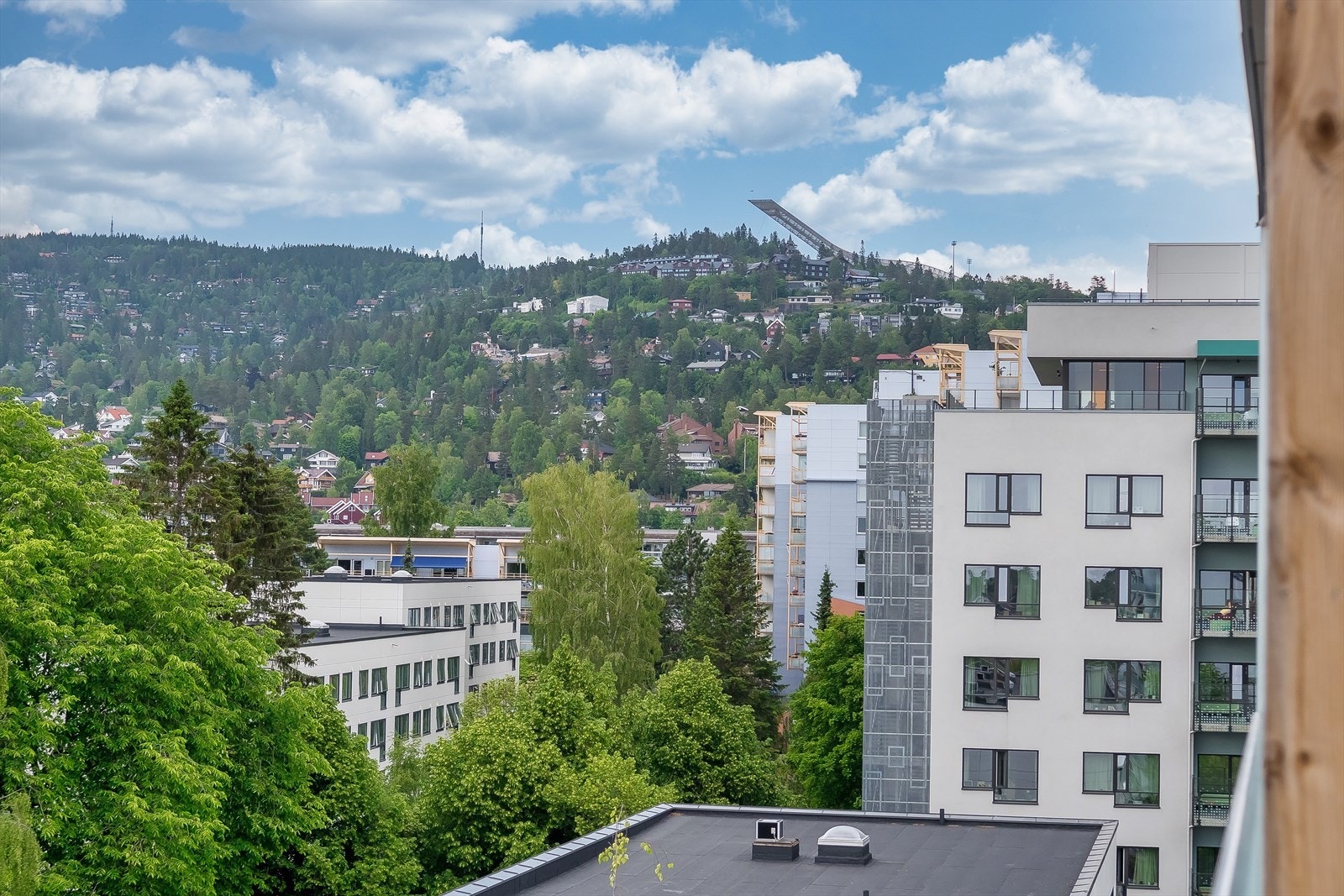 Toppleilighet med fantastiske sol og utsiktsforhold og herlige kvaliteter Galleribilde