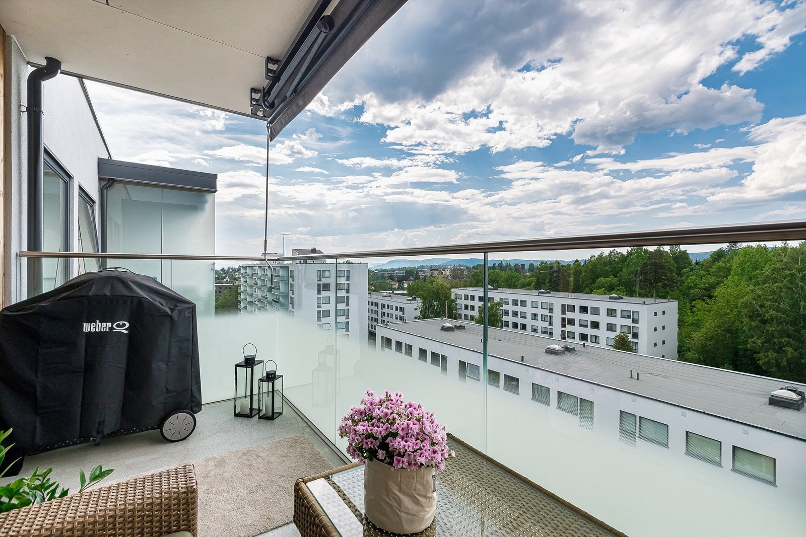 Balkongen vender mot vest og måler hele 7,5 kvm. - Her har du fantastiske solforhold. Galleribilde