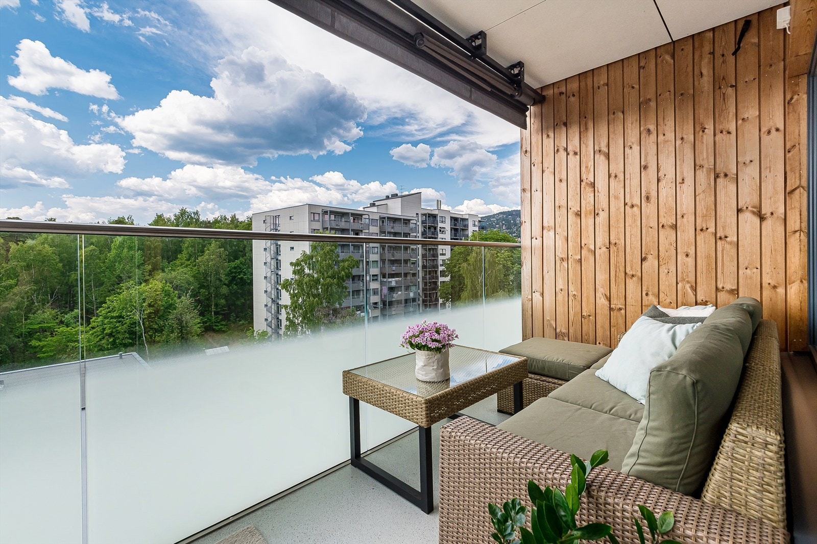 Høytliggende med grønn utsikt og ingen innsyn Galleribilde