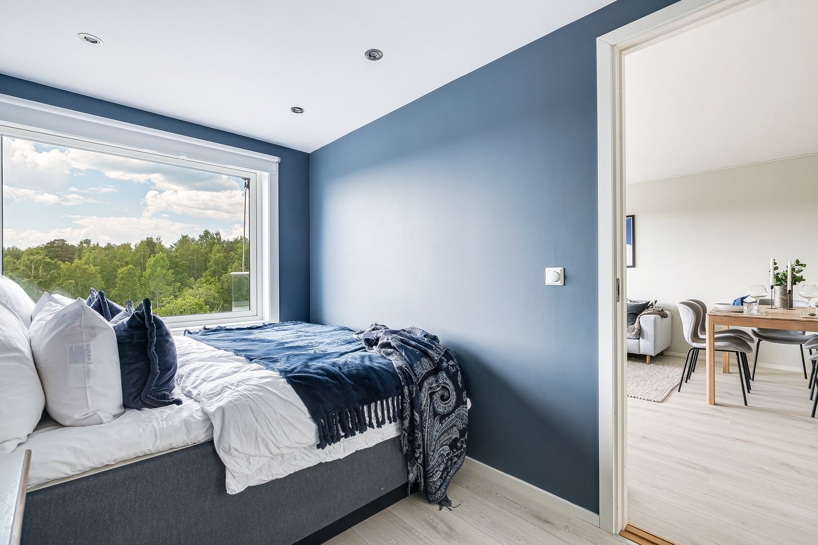 Svært romslig soverom med god plass til dobbeltseng, nattbord og garderobeplass Galleribilde