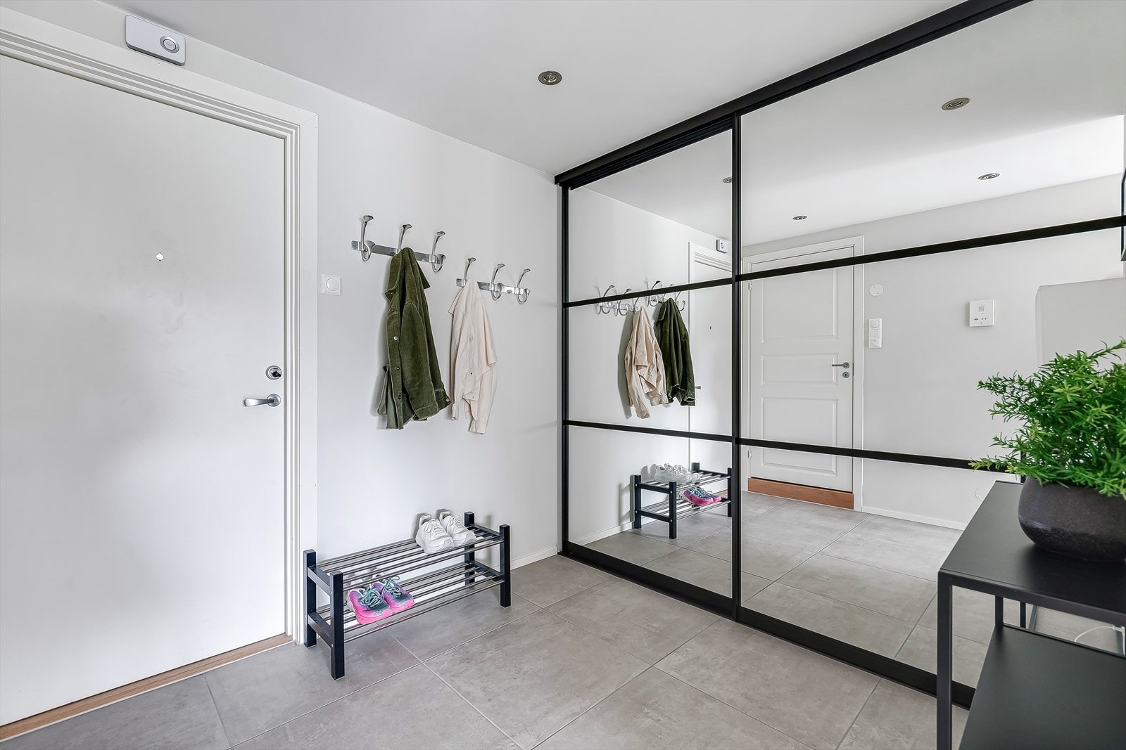 Flislagt gang/entré med stor speil skyvedørsgarderobe Galleribilde