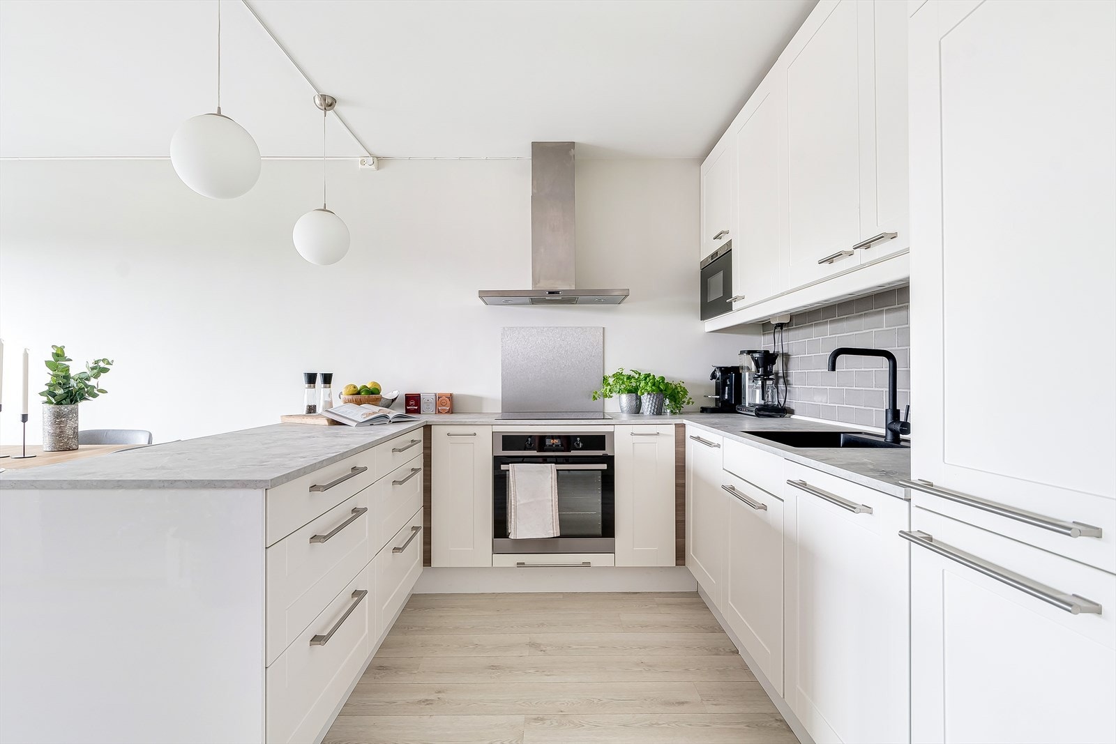 Integrert kjøleskap med fryser, komfyr, induksjonstopp, mikrobølgeovn og oppvaskmaskin Galleribilde