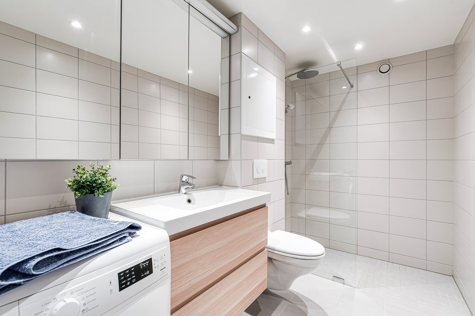 Lyst, stilrent og lekkert baderom rehabilitert i regi av borettslaget i 2018 Galleribilde