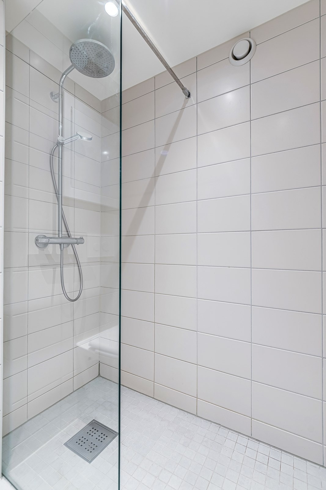 Dusjnisje med regnfallsdusj - Gulv med varmekabler Galleribilde