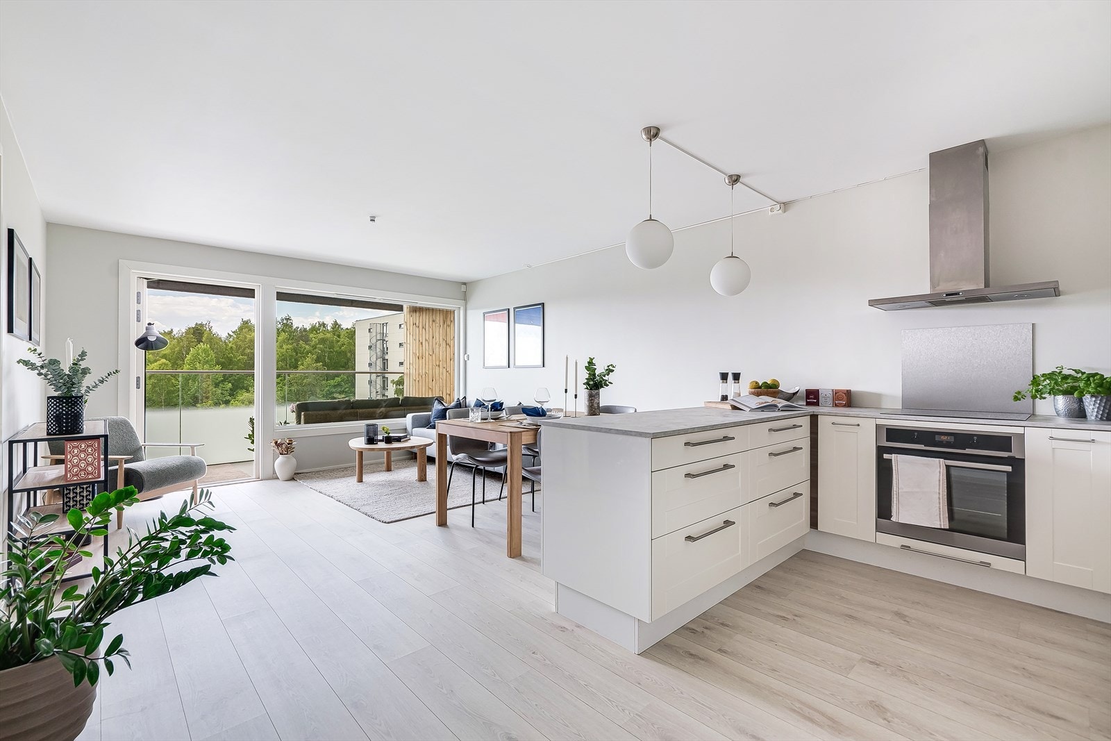 Lyse overflater med god finish - Hele fasaden inkl. balkonger, vinduer, balkongdører m.m. ble tatt i 2019 Galleribilde