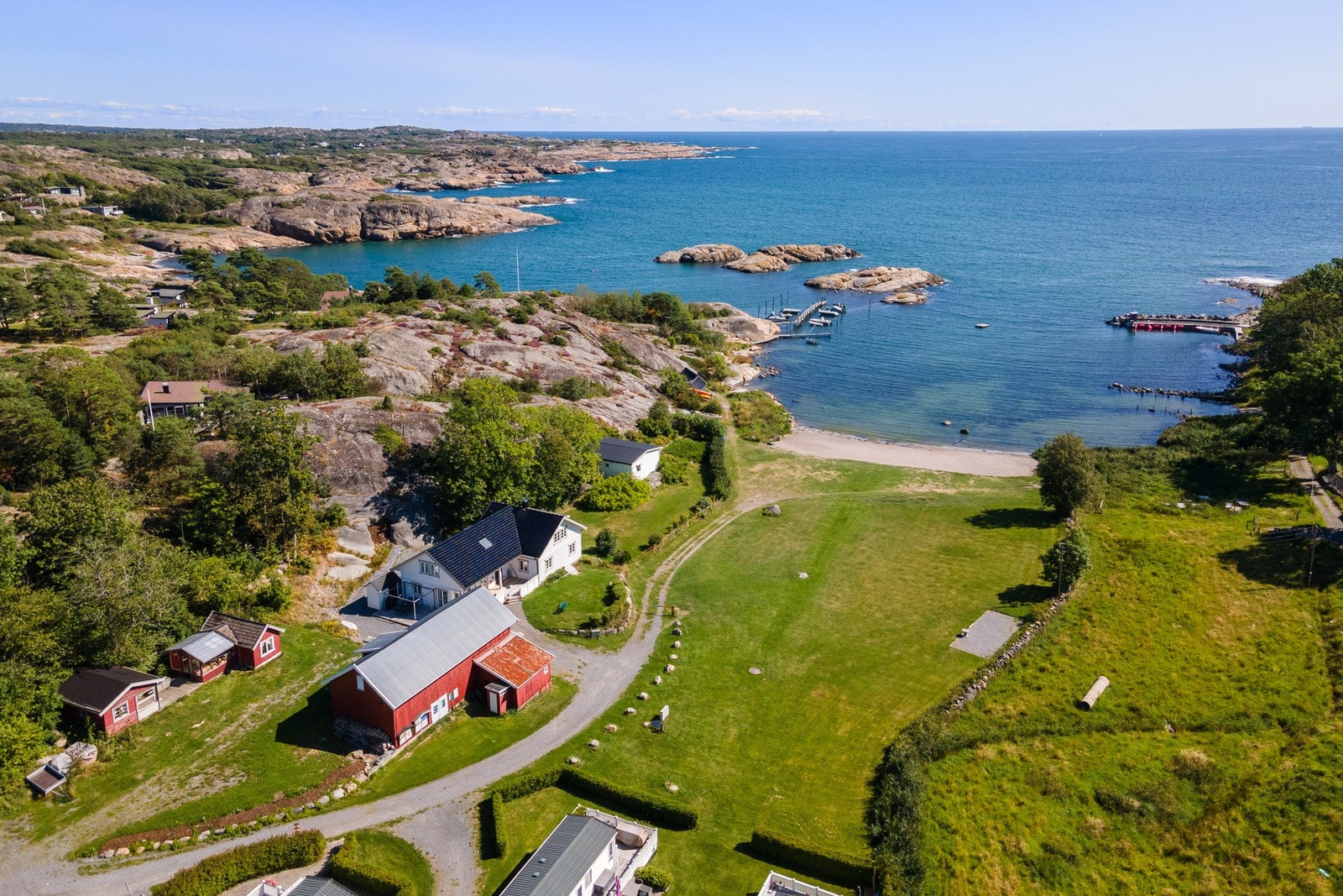 Idyllisk strand ved Ødegårdsbukta, kun 500 meter fra tomtene Galleribilde