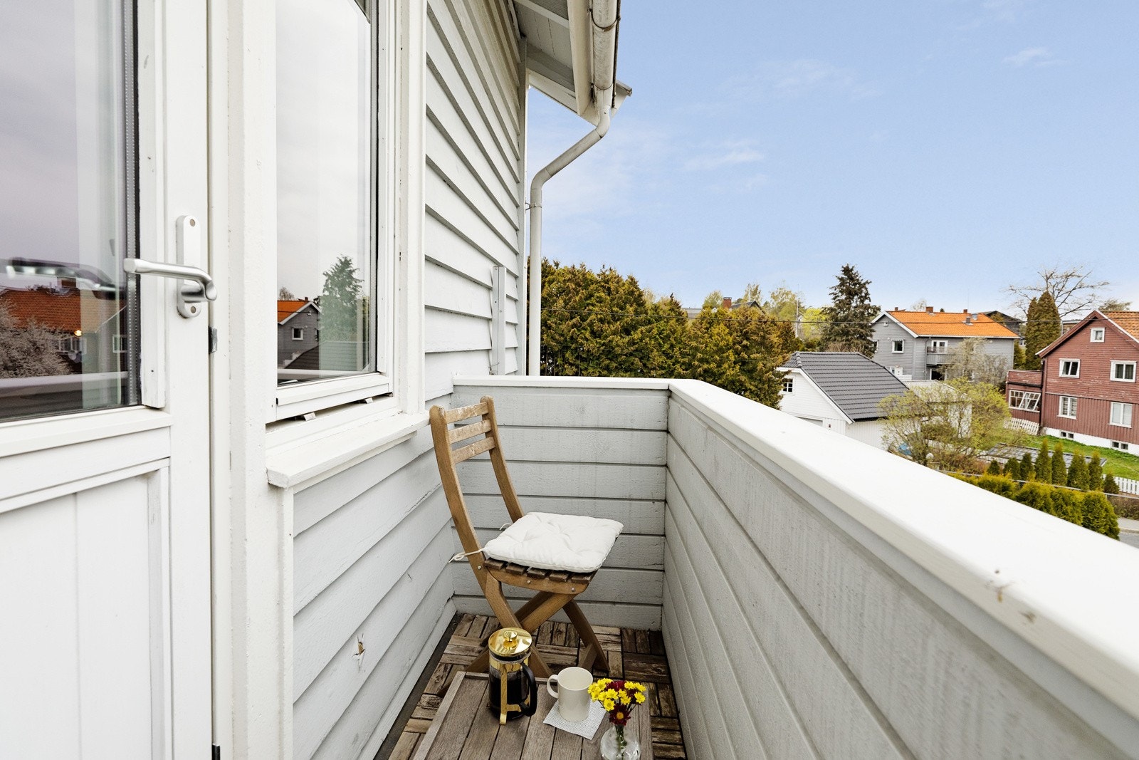 Fra soverommet er det utgang til balkong med morgensol Galleribilde