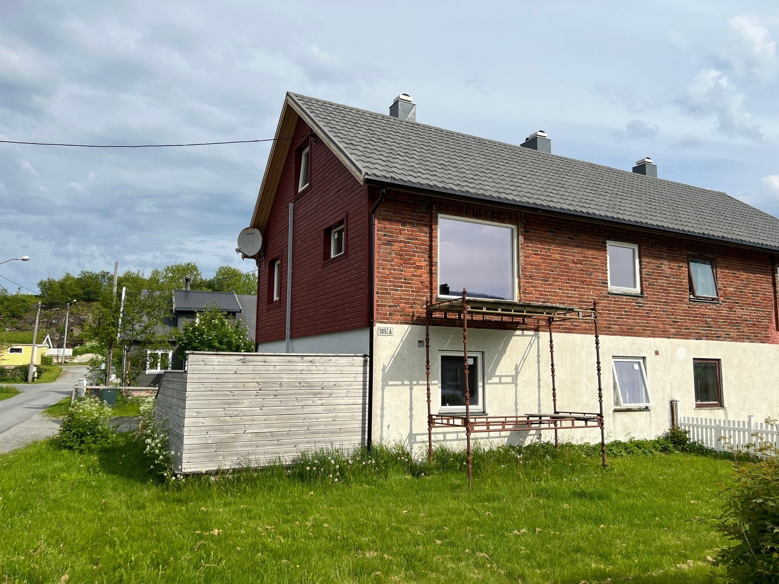 Denne eiendommen ligger sentralt til med gåavstand til sentrum, kort vei til skole, barnehage og dagligvarebutikk Galleribilde