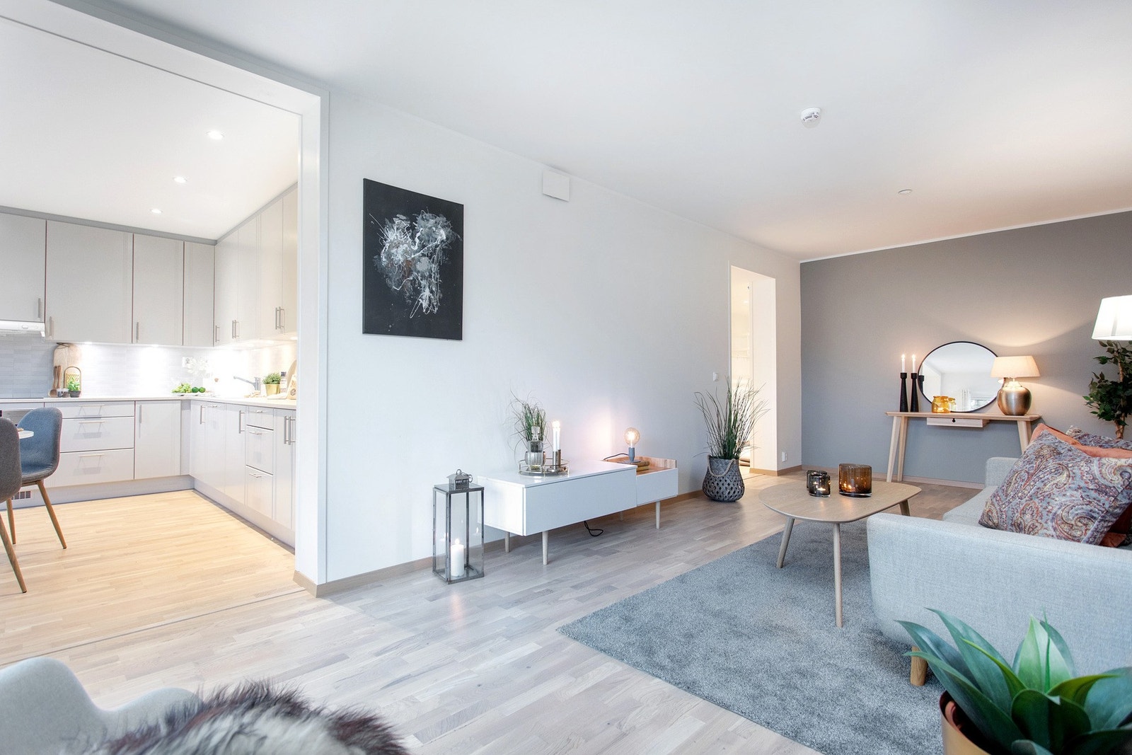 Leiligheten har en praktisk og sosial planløsning med delvis åpen stue-/kjøkkenløsning. Galleribilde