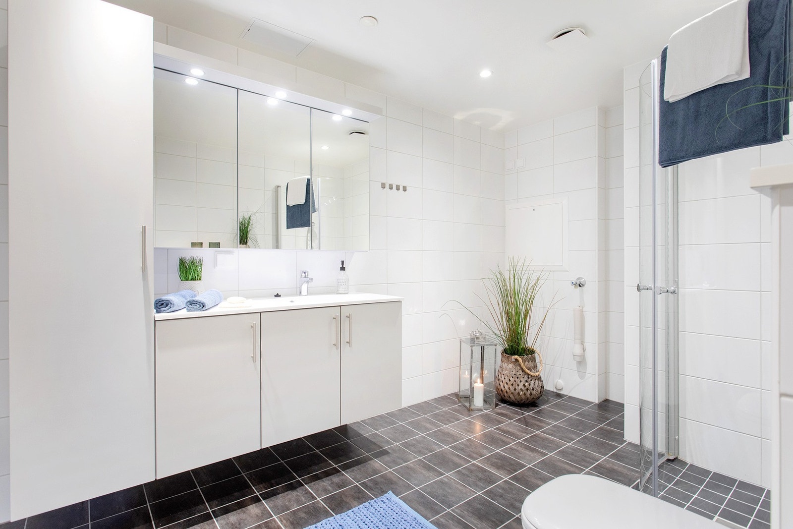 Romslig og delikat bad på 8 m² med flislagte overflater og gulvvarme. Galleribilde