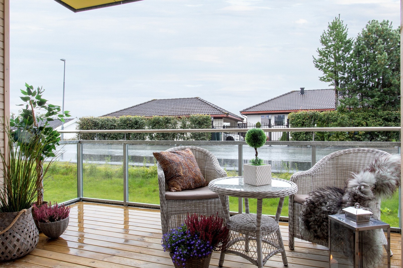 Fra stuen er det direkte utgang til en delvis overbygd balkong på 8 m², som blir en fin forlengelse av stuearealet på sommerstid. Galleribilde