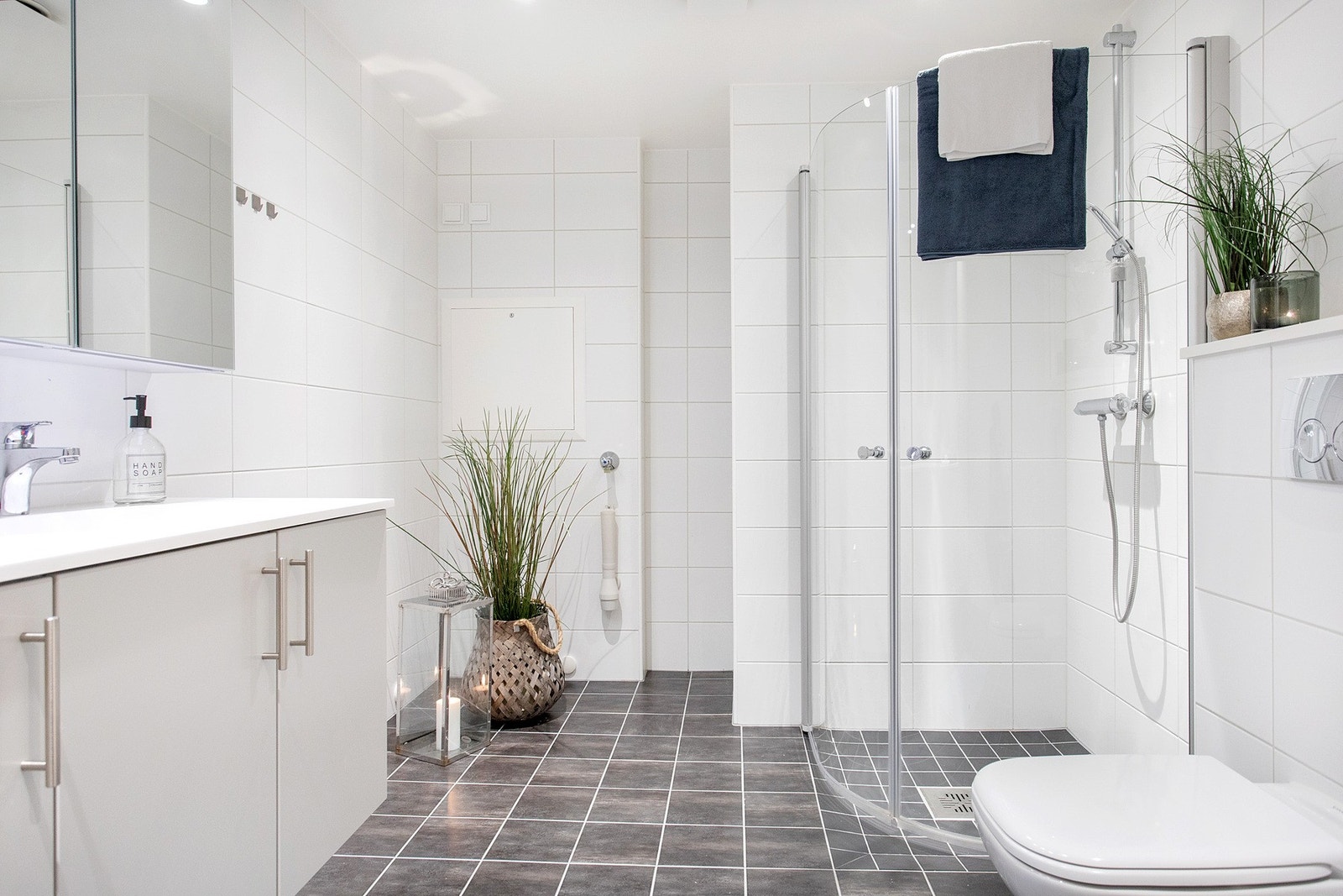 Innredningen består av servant med mye skapplass, dusjhjørne med infellbare dører, toalett og opplegg for vaskemaskin. Galleribilde