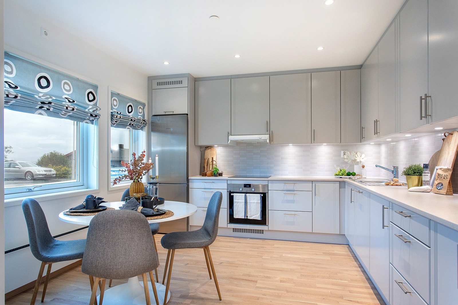 Kjøkkenet er lyst og moderne med slette fronter og godt med både skap -og benkeplass. Galleribilde