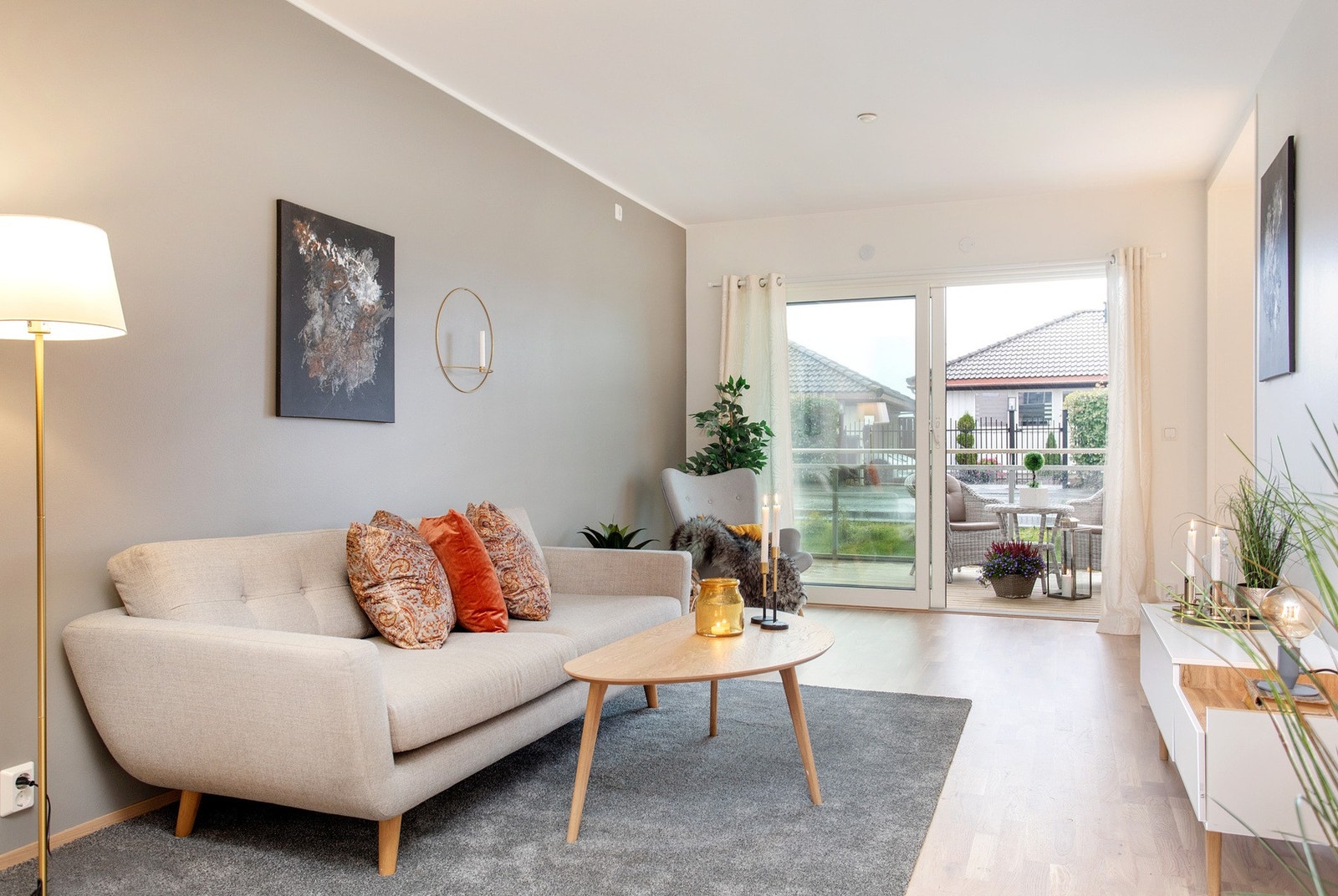 Hyggelig stue på 24 m² med god takhøyde og store vindusflater langs endeveggen. Galleribilde