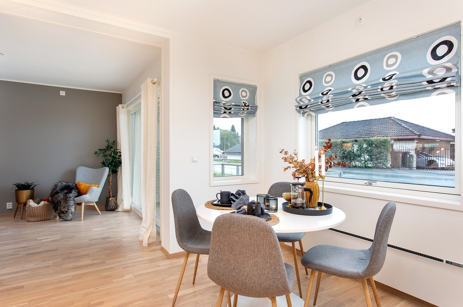 Foran vinduene på kjøkkenet er det god plass til en hyggelig spisegruppe. Galleribilde