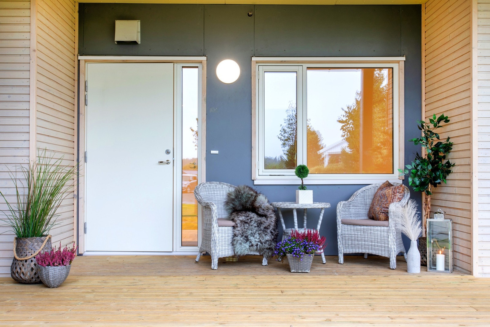 Leiligheten har et hyggelig, overbygd inngangsparti med plass til utemøbler. Galleribilde