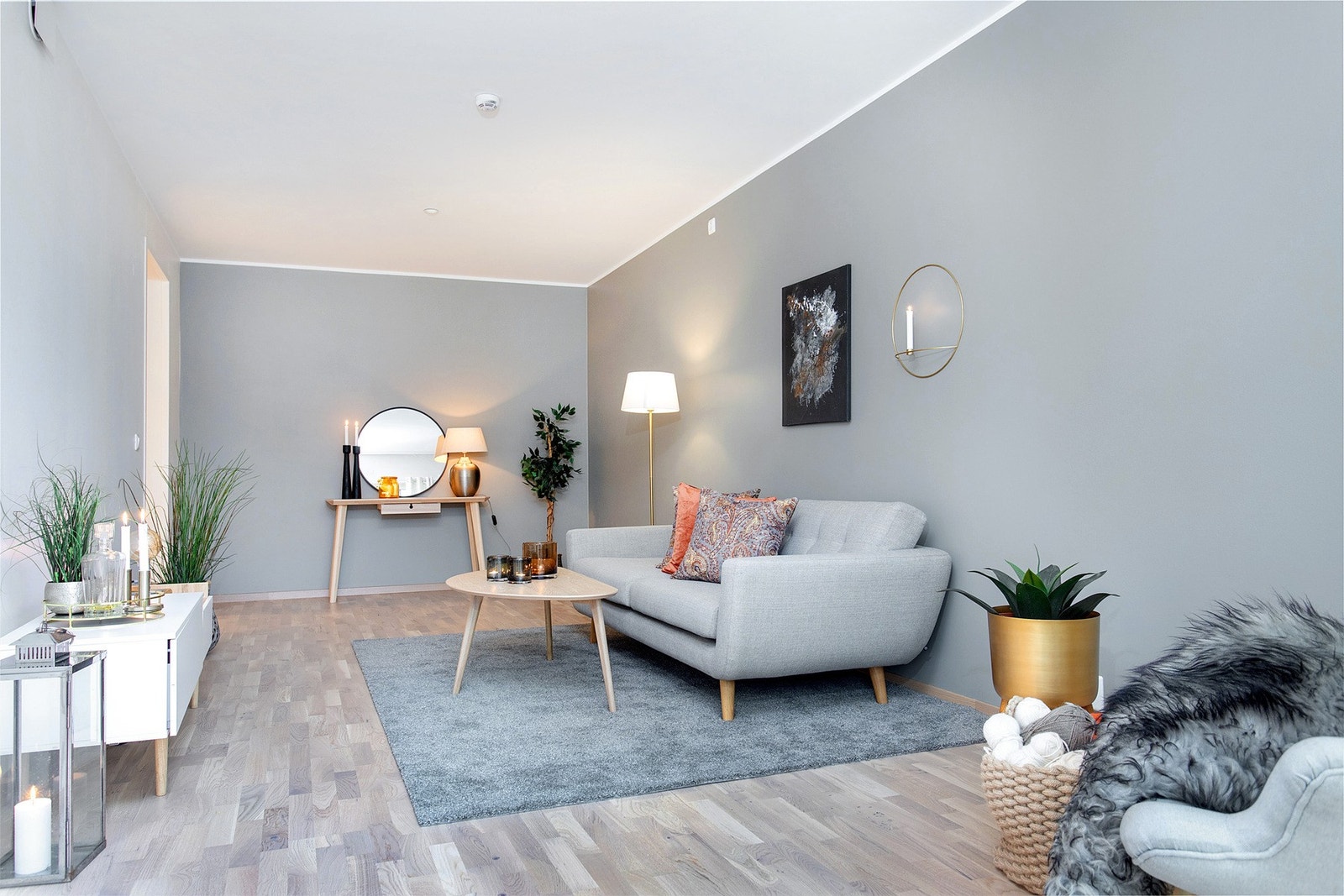 På stuen er det gode veggflater som gjør det enkelt å møblere etter ønske. Galleribilde