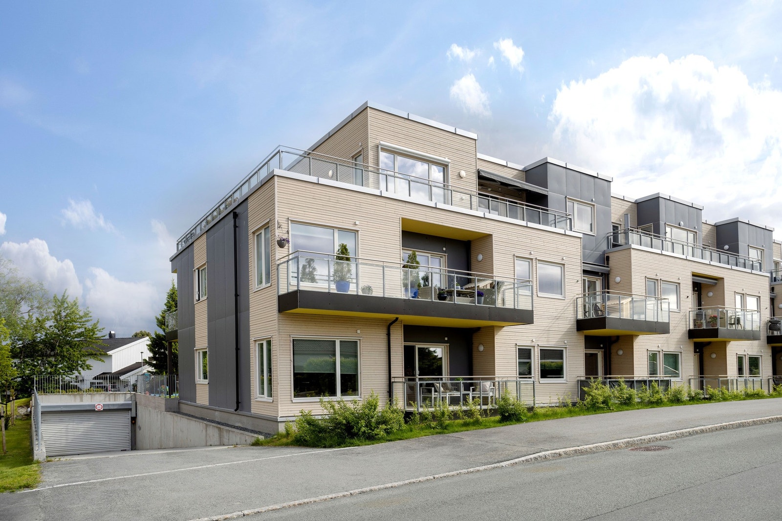 Sameiet Sjetnetoppen ligger på en høyde og har følgelig en luftig beliggenhet med gode solforhold. Galleribilde