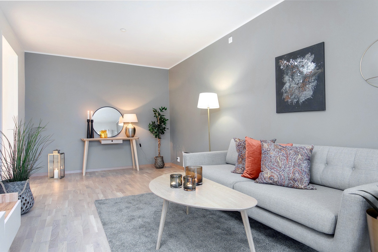 Hele leiligheten har gjennomgående høy standard fra 2018 med parkettgulv, downlights og oppvarming via panelovner. Galleribilde