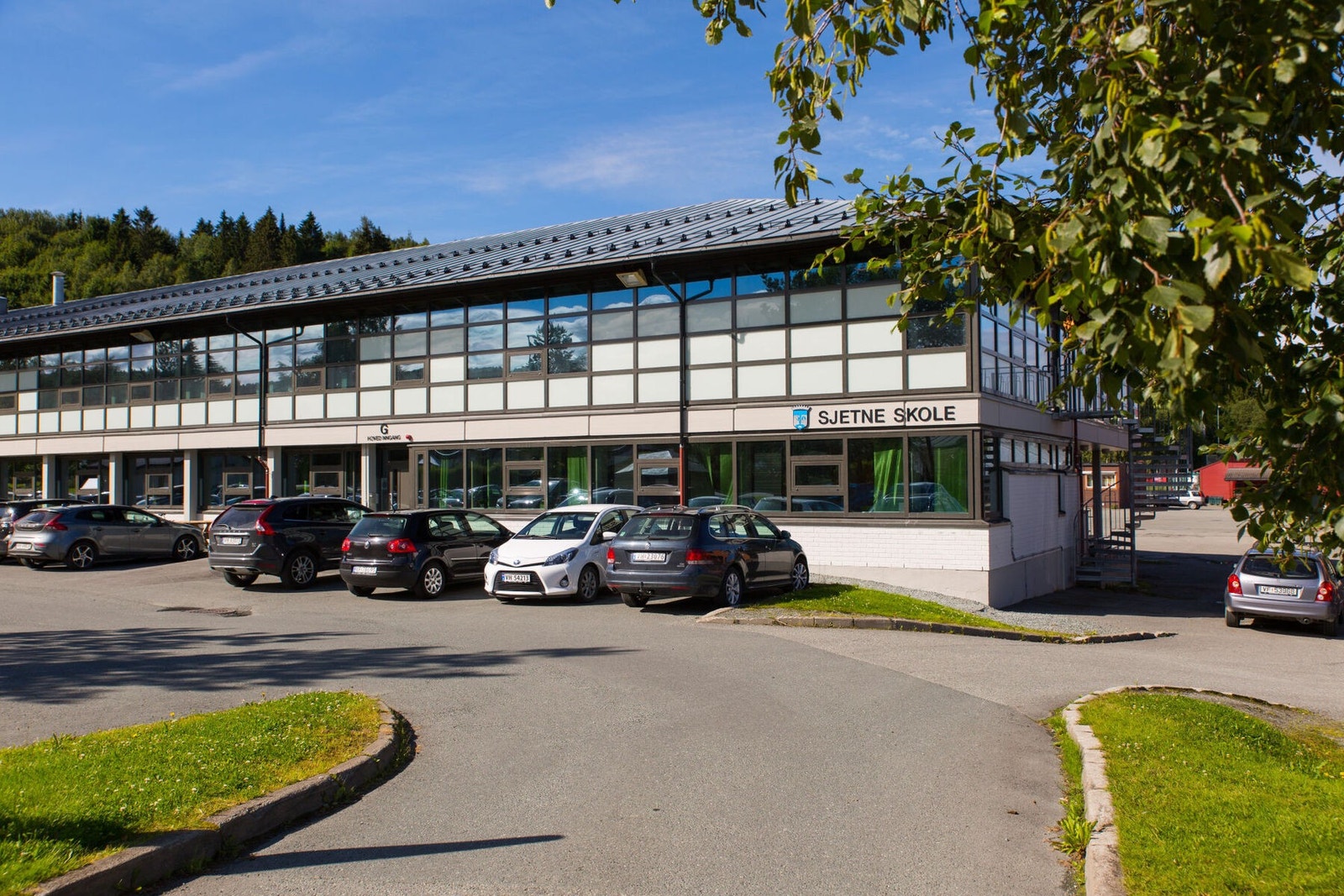 Sjetne barneskole og barnehage er i underkant av en kilometers gange fra leiligheten. Galleribilde