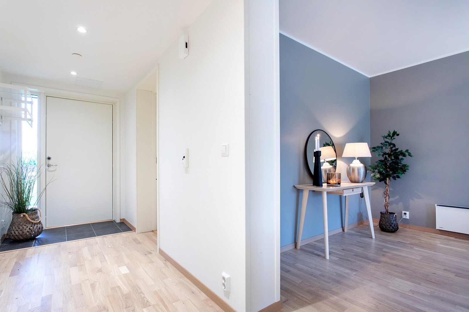 I gangen er det god plass til oppbevaring av yttertøy. Herfra har du tilgang på to soverom, bad og stue. Galleribilde