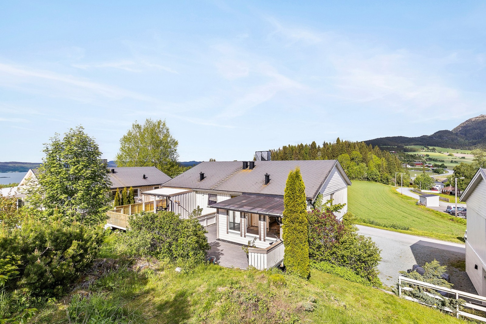 Bakhage og romslig platt mot vest gir meget fine solforhold. Galleribilde