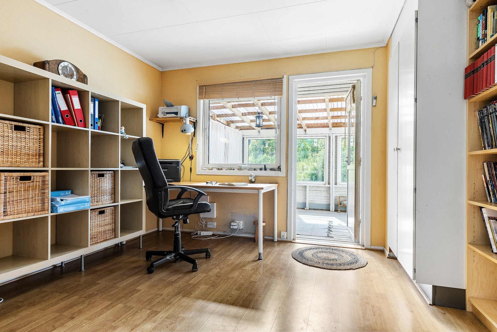 Soverom/kontor på første plan. 12,5 kvm. Galleribilde