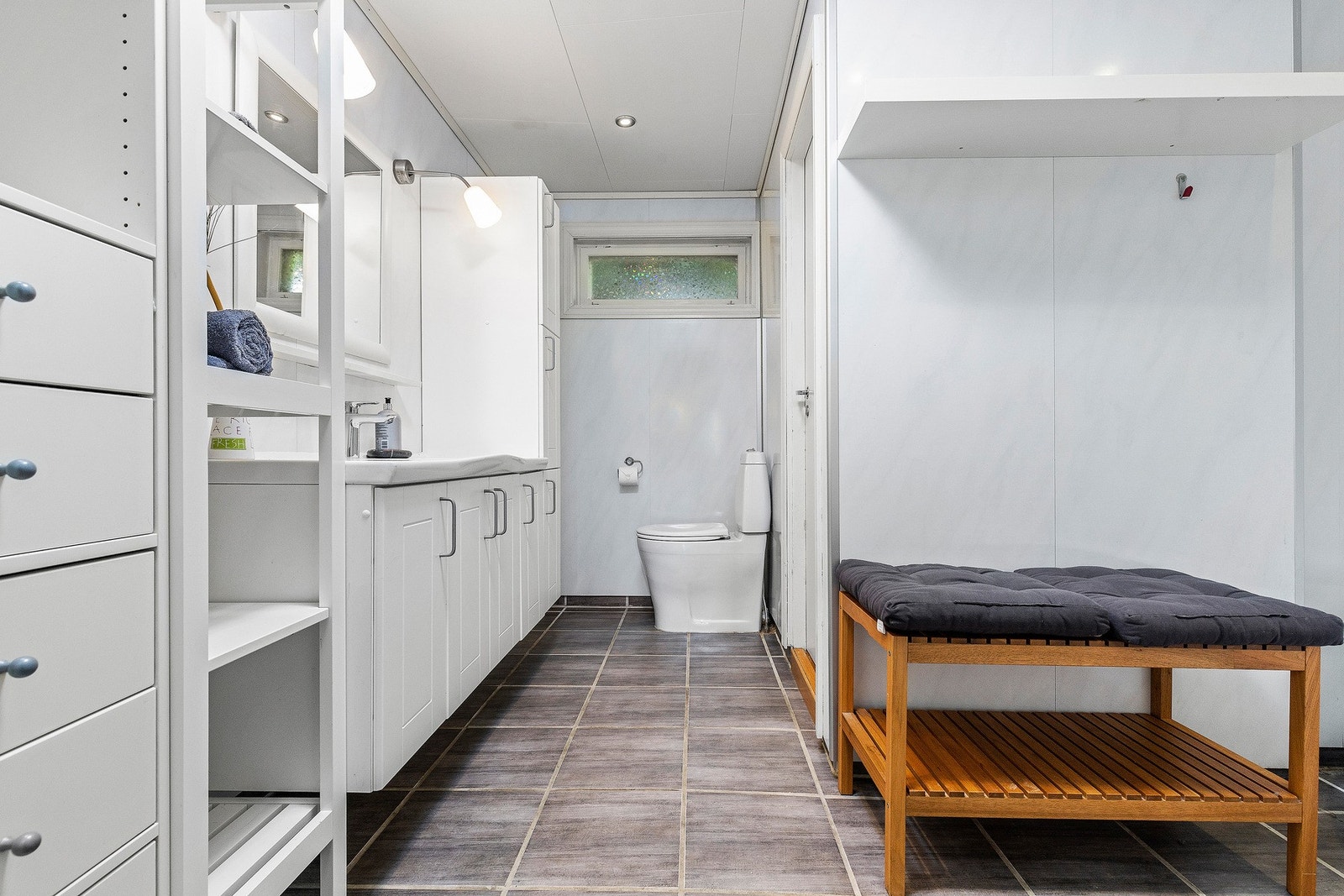 Godt med skapplass på badet. eget vaskerom inn til høyre. Galleribilde