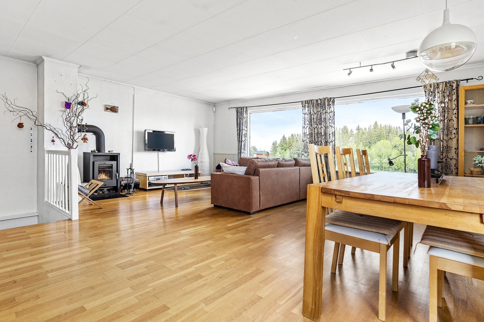 God plass til både romslig såisebord og salong på stuen. Vedfyring. Galleribilde