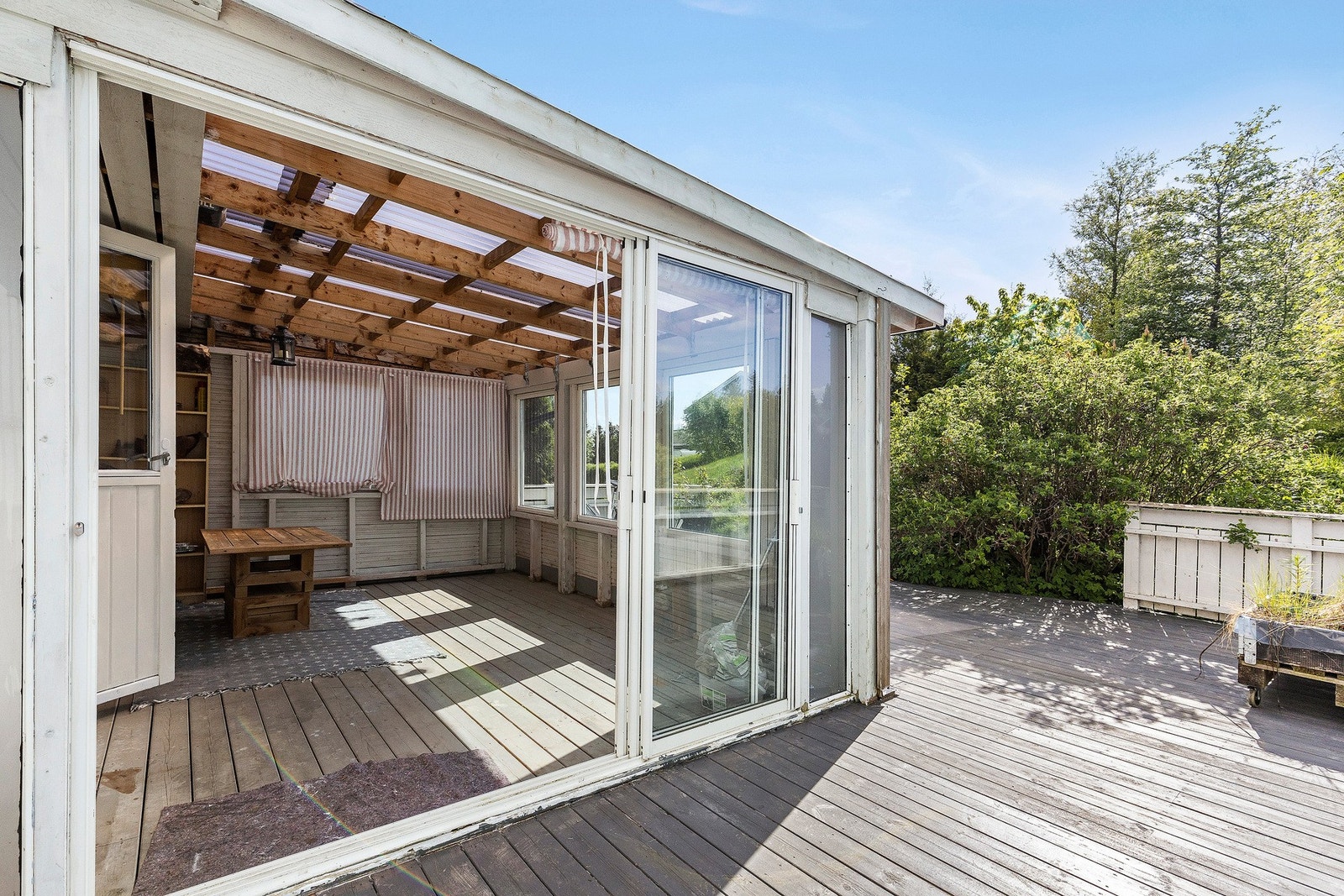 Delvis overbygd platting/vinterhage. Galleribilde