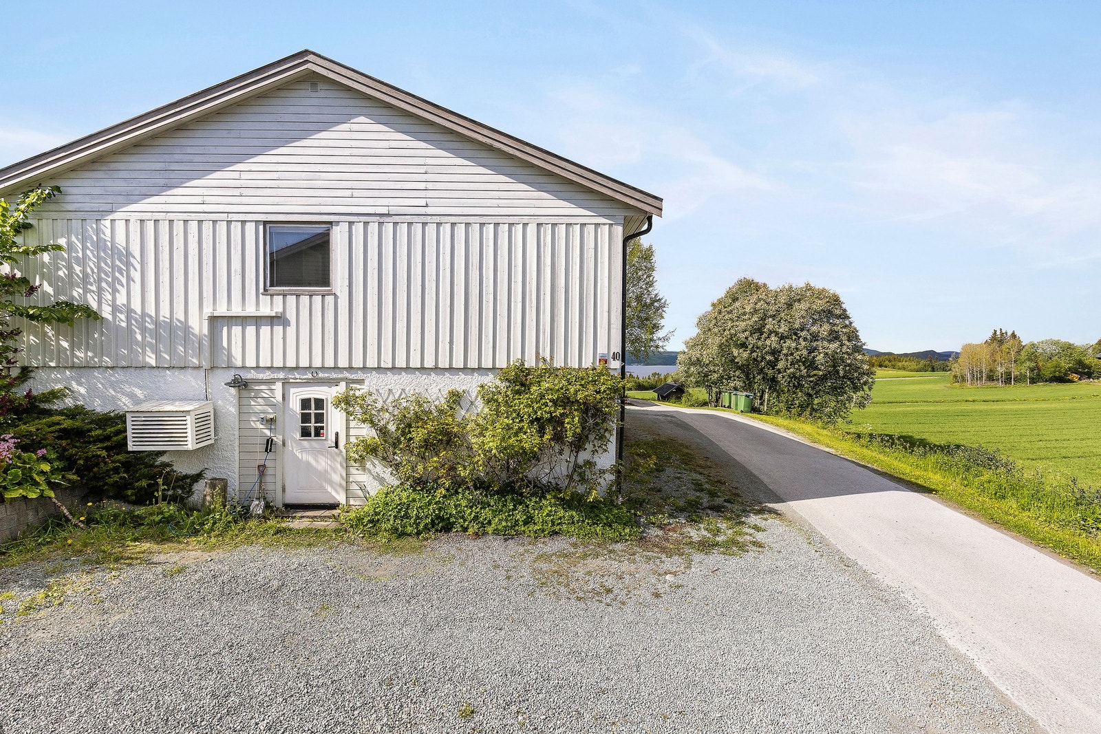 Fasade og oppstillingsplass. Galleribilde