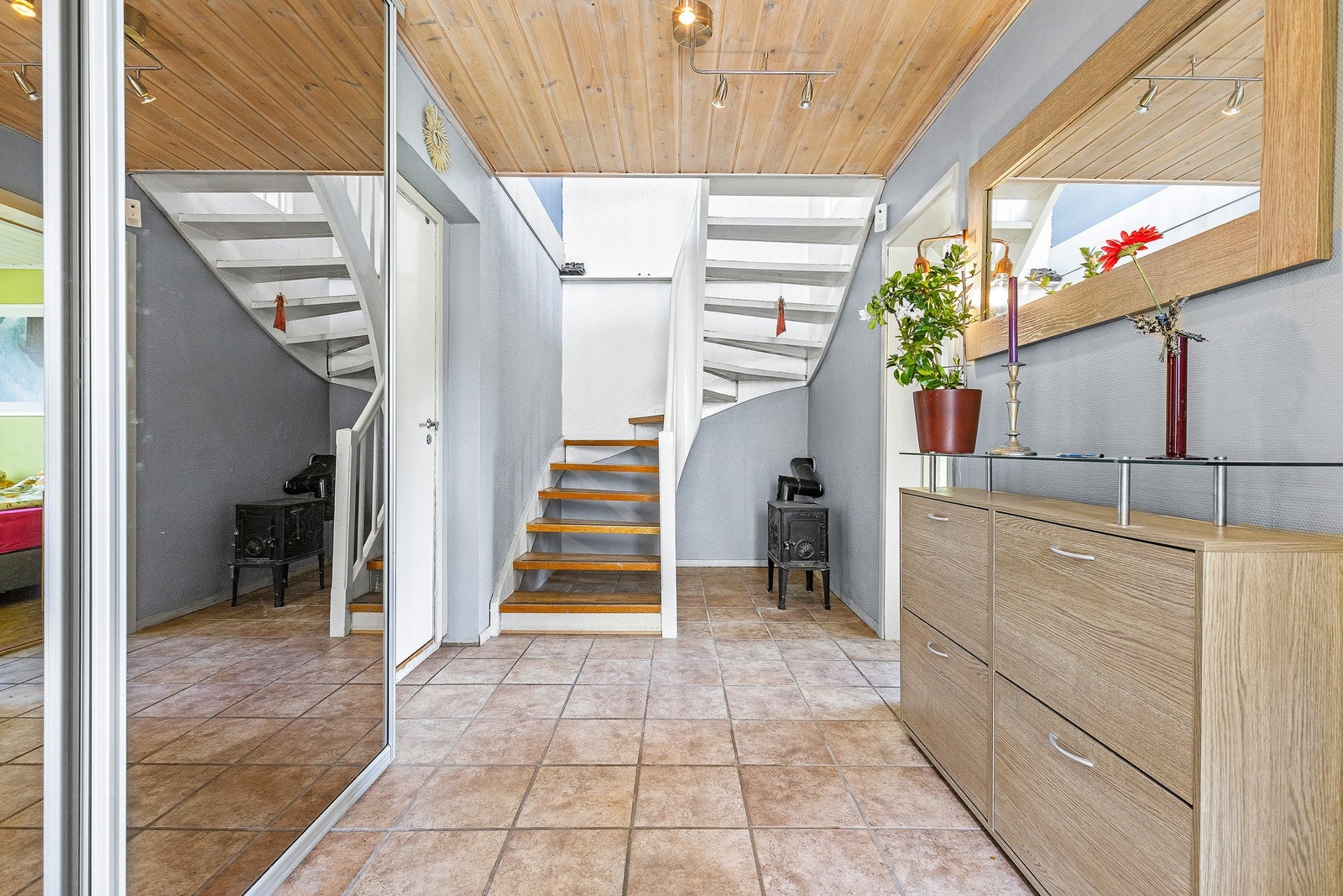 Hall i sokkel med skyvedørsgarderobe og vedovn. Galleribilde