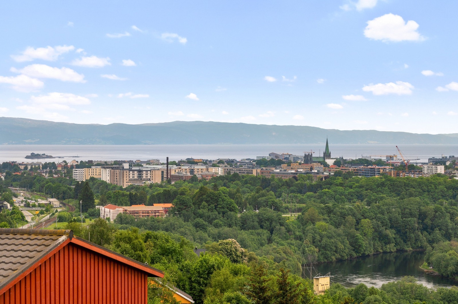 Fra boligen er det kort gang- og sykkelvei til Teknobyen/Lerkendal via Stavne Bru, og til St Olavs via "Sykehusbru". Ca. 200 meter til nærmeste trikkeholdeplass. Galleribilde